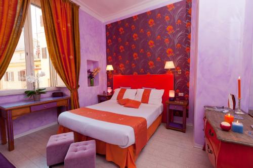 um quarto com uma cama grande e uma cabeceira vermelha em 66 Imperial Inn Deluxe B&B em Roma