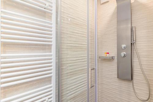 kabinę prysznicową z wężem w łazience w obiekcie N&G New Apartment Stoja beach w Puli