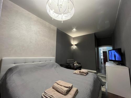 1 dormitorio con 1 cama con toallas en Kingsize bed Self check in & Smart tv and Parking, en Riga