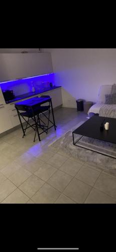 un salon avec une table et un canapé dans l'établissement Magnifique T2 sur Marseille avec parking, à Marseille