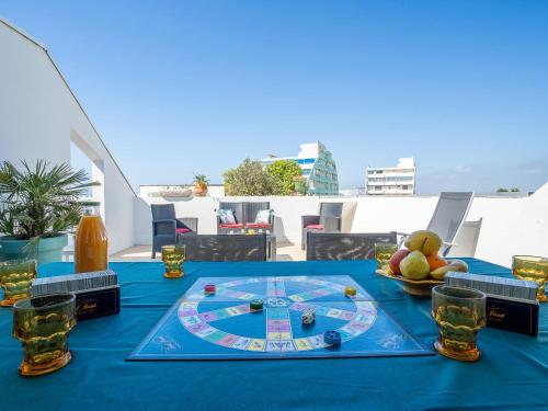 une table avec un jeu de société sur un chiffon de table bleu dans l'établissement Apartment Cap Sud-3 by Interhome, à La Grande Motte