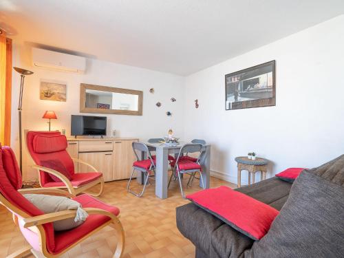 un salon avec un canapé, des chaises et une table dans l'établissement Apartment Cap Sud-3 by Interhome, à La Grande Motte