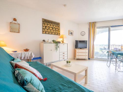 un salon avec un canapé et une télévision dans l'établissement Apartment Les Terrasses de la Mer-13 by Interhome, à La Grande Motte