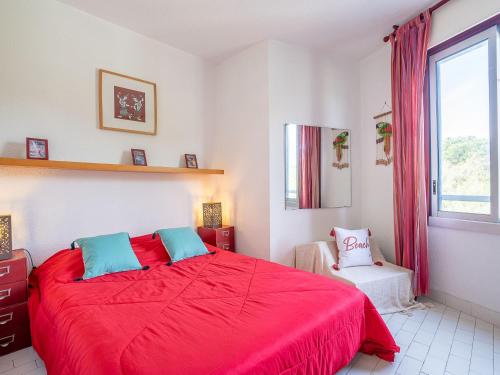 - une chambre avec un lit rouge et une fenêtre dans l'établissement Apartment Les Terrasses de la Mer-13 by Interhome, à La Grande Motte