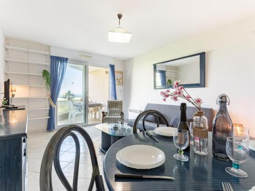 une salle à manger avec une table et des chaises et une cuisine dans l'établissement Apartment Grand Sud-14 by Interhome, à Canet