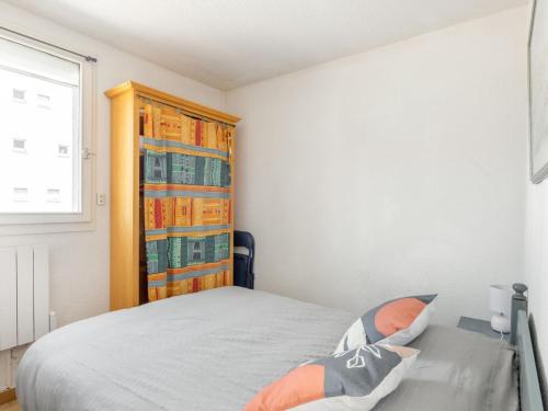 une chambre avec un lit et une fenêtre dans l'établissement Apartment Los Amigos-10 by Interhome, au Grau-du-Roi