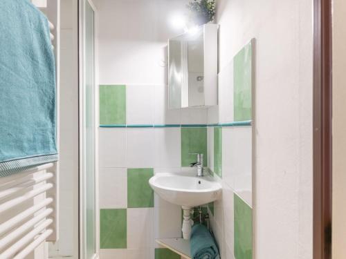 une salle de bain avec un lavabo et un miroir dans l'établissement Apartment Los Amigos-10 by Interhome, au Grau-du-Roi