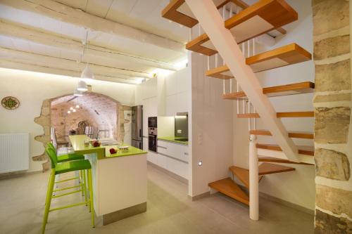 Kuchyňa alebo kuchynka v ubytovaní Byblos villa walking distance to Everything w/Heated Pool & BBQ
