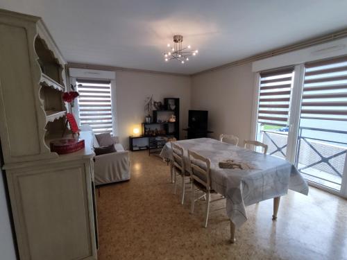 un salon avec une table et un canapé dans l'établissement Nid douillet au coeur de Rosendael,très bien situé, à Dunkerque