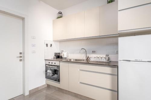 Η κουζίνα ή μικρή κουζίνα στο Adama by Sweett - Mahane Yehuda Apartments