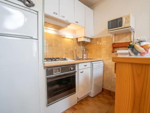 una piccola cucina con fornelli e lavello di Holiday Home Les Maisons de la Plage-1 by Interhome a Le Grau-du-Roi