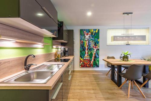 Η κουζίνα ή μικρή κουζίνα στο Ferienwohnung "Königssuite" - Mit Hotelfrühstück, Sauna, fast direkt am See