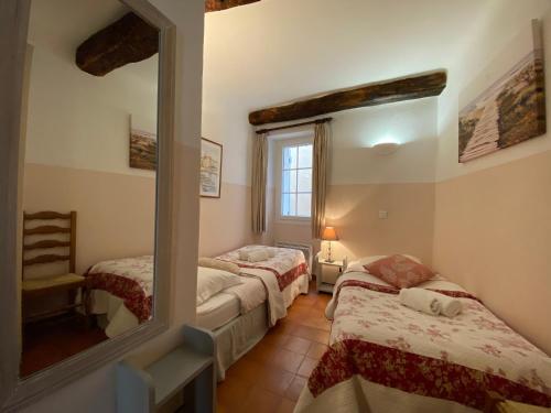 A bed or beds in a room at Maison de village Ramatuelle