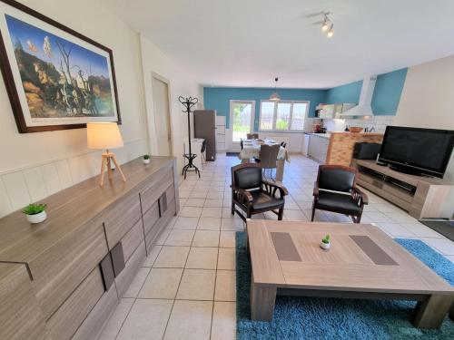 - un salon avec une table, des chaises et une télévision dans l'établissement Holiday Home Lamomali by Interhome, à Lancieux