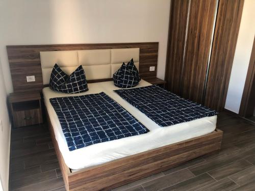 uma cama com painéis solares num quarto em Bashi's Apartments em Donji Štoj