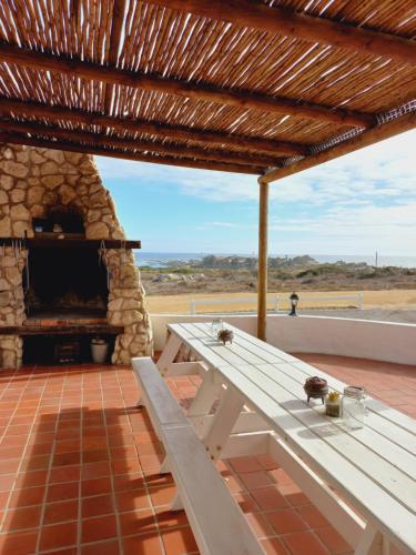 una mesa de picnic frente a un horno de piedra en Abalone Guesthouse, en Jacobs Bay