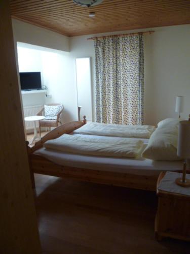 Gulta vai gultas numurā naktsmītnē Hotel & Restaurant Edelweiss Alpine Lodge