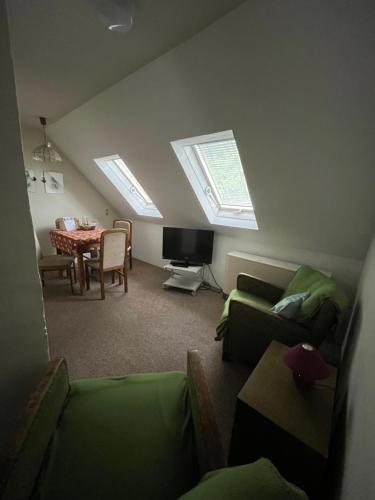 uma sala de estar com um sofá e uma mesa em Ferienwohnung Schlossberg 3 em Wirsberg