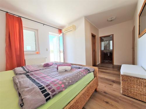 ein Schlafzimmer mit einem Bett und einem Fenster in der Unterkunft Villa Mali San in Trogir