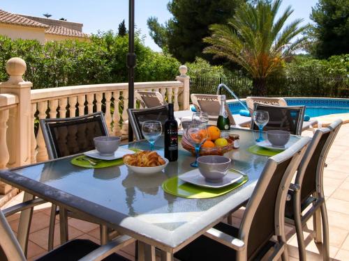 Balcon del MarにあるHoliday Home La Cala by Interhomeのテーブル(フルーツボウルとワイングラス付)
