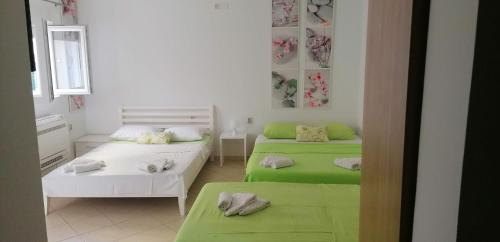 En eller flere senge i et værelse på Apartments Volega