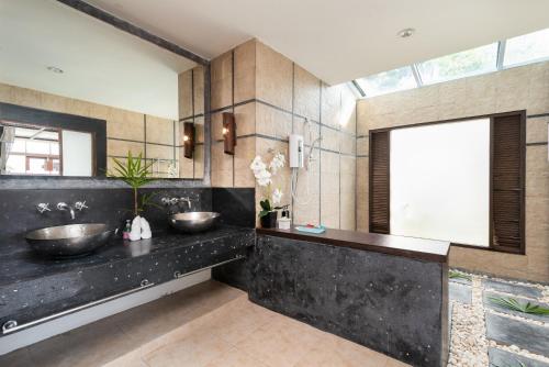 A bathroom at Beach Front Villa