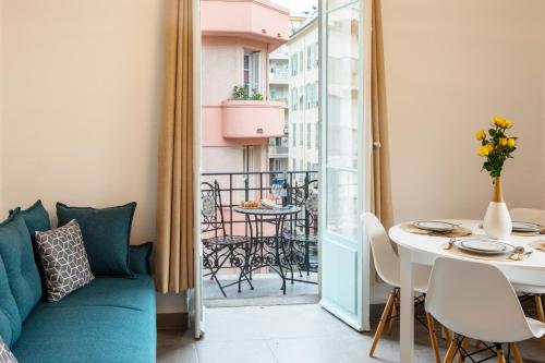 un salon avec un canapé et une table dans l'établissement Lovely apartment with terrace Nice centre, à Nice