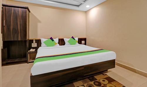 Una cama o camas en una habitación de Treebo Surya Yatri Niwas
