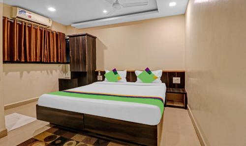 Una cama o camas en una habitación de Treebo Surya Yatri Niwas
