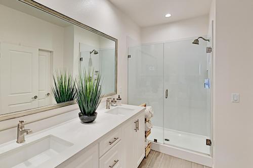 Bilik mandi di Murray Canyon Manor -31-Day Minimum Rental
