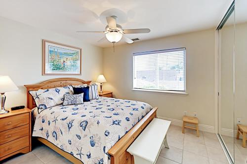 1 dormitorio con 1 cama y ventilador de techo en Cheery Retreat, en Newport Beach