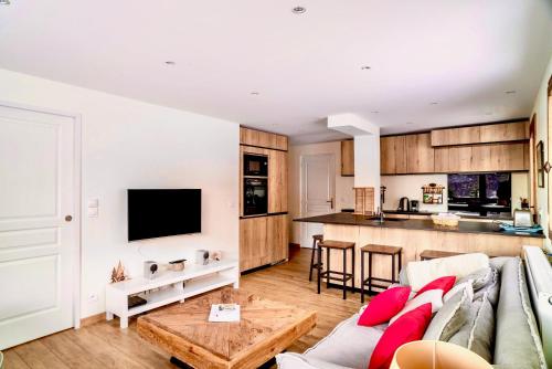 un salon avec un canapé et une cuisine dans l'établissement Wonderful flat in Megeve - Beautiful view on surrounding mountains, à Megève