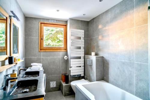 une salle de bain avec une baignoire, des toilettes et un lavabo dans l'établissement Wonderful flat in Megeve - Beautiful view on surrounding mountains, à Megève