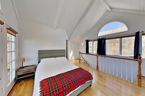 1 dormitorio con cama y ventana grande en Relaxation Station, en Corona del Mar