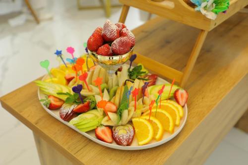 een fruitschaal op een houten tafel bij Porto Bello Hotel in Tasjkent