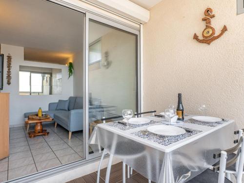 une salle à manger avec une table et un canapé dans l'établissement Apartment Copacabana-28 by Interhome, à Canet