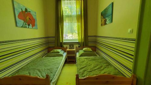 een kamer met 2 bedden en een raam bij Apartment in Siofok/Balaton 19656 in Siófok