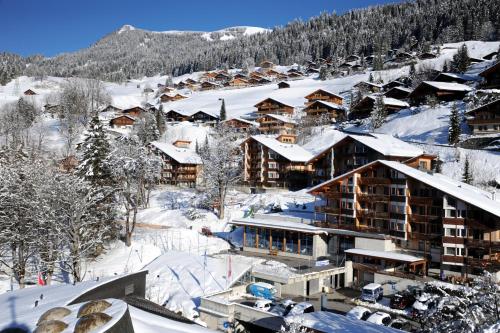 an aerial view of a resort in the snow at Reka-Feriendorf Hasliberg in Hasliberg