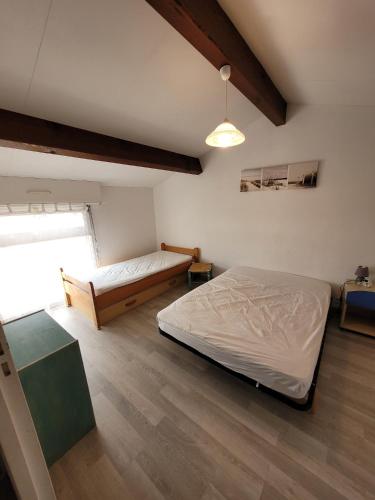 une chambre avec un lit et un bureau dans l'établissement Douceur Océanne, à Mimizan