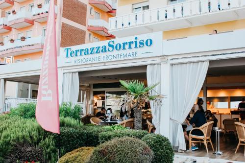 a restaurant in front of a building at Hotel Villa Sorriso in Lido di Jesolo