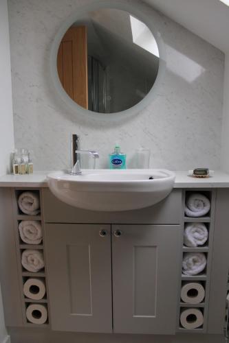 Un baño de The Loft at Strathardle - Lochside Apartment, Isle of Skye