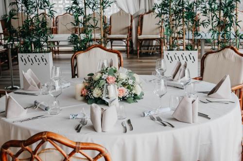 a table set for a wedding with flowers and napkins at Hotel Villa Sorriso in Lido di Jesolo