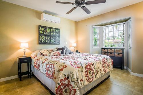 ein Schlafzimmer mit Bett und Deckenventilator in der Unterkunft Movie Colony Bungalow Permit# 3364 in Palm Springs