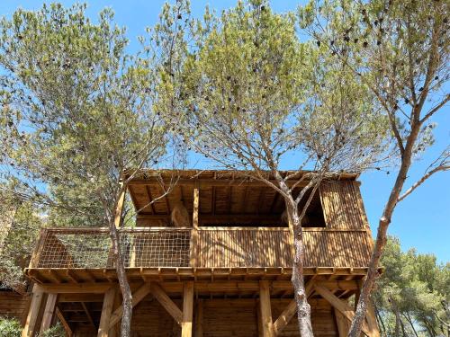a tree house in the middle of two trees at Villa Occitana in Calvisson