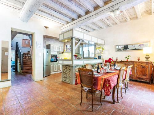 une cuisine et une salle à manger avec une table et des chaises dans l'établissement Villa L'Oliveraie by Interhome, à Le Barroux