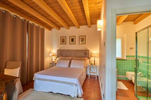 a bedroom with a bed and a bath room at Villa Maria Laura in Lierna