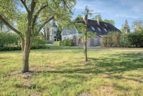 two trees in a yard with a house at traumHaff Historischer Kahnschifferhof mit Kamin, liebevoll restauriert in Vogelsang