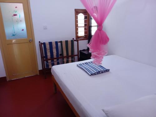 Postel nebo postele na pokoji v ubytování Vibushan Guest House
