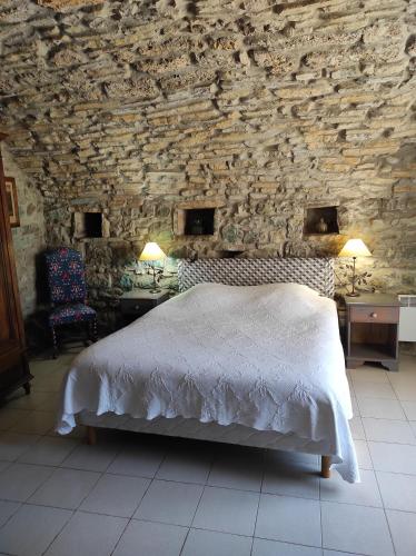 Ένα ή περισσότερα κρεβάτια σε δωμάτιο στο Logis Hôtel Restaurant Gîte La Bastide du Vébron