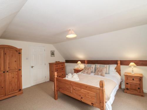 En eller flere senge i et værelse på Stable Cottage, Rode Farm